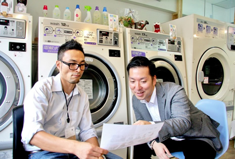 「re:wash」代表取締役の石倉氏と弊社代表取締役の新井