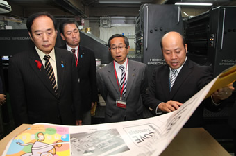 社内見学で印刷工程の説明を受ける上田知事