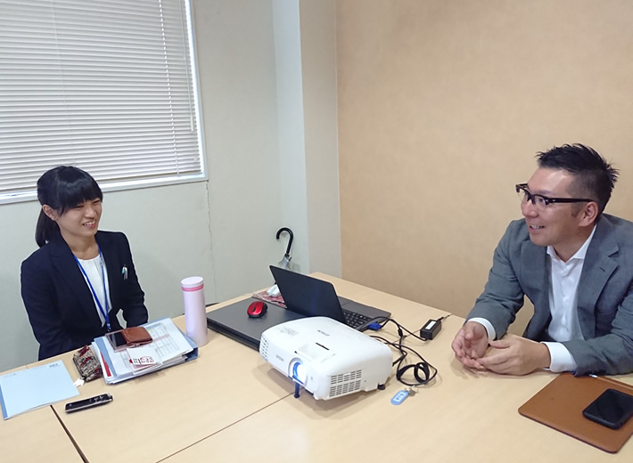 にこやかに談笑中の、弊社代表と研修生